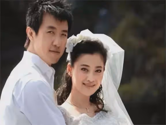 梅婷養他6年,李小冉為他墮胎2次,如今他55歲娶小15歲嬌妻好幸福