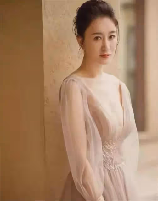 梅婷養他6年,李小冉為他墮胎2次,如今他55歲娶小15歲嬌妻好幸福