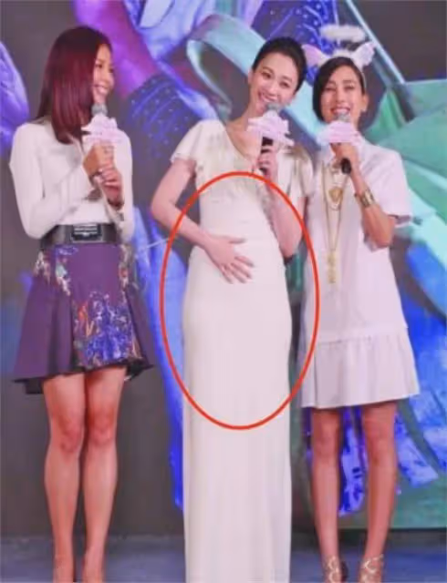 梅婷養他6年,李小冉為他墮胎2次,如今他55歲娶小15歲嬌妻好幸福