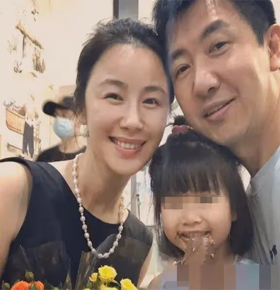梅婷養他6年,李小冉為他墮胎2次,如今他55歲娶小15歲嬌妻好幸福