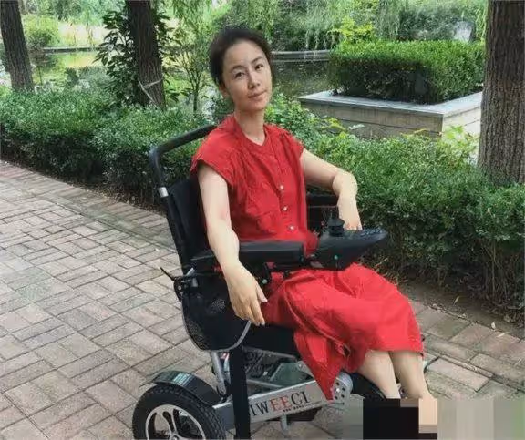 梅婷養他6年,李小冉為他墮胎2次,如今他55歲娶小15歲嬌妻好幸福