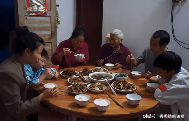 女子高考的成績不理想，父母讓她給家裡喂豬：考不上就養豬吧！