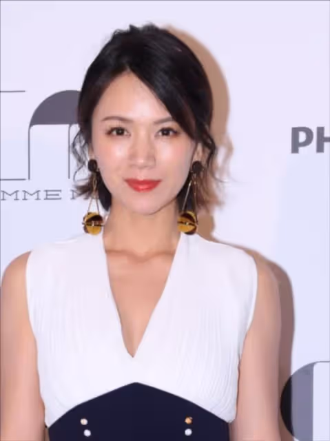 曹曦文一改低調風，穿深V連體褲配大耳環亮相，胸以下全是大長腿