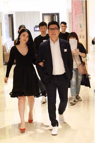 李湘穿衣真大膽，"肉感"身材還敢穿緊身裙，"藏肉"真的有一套