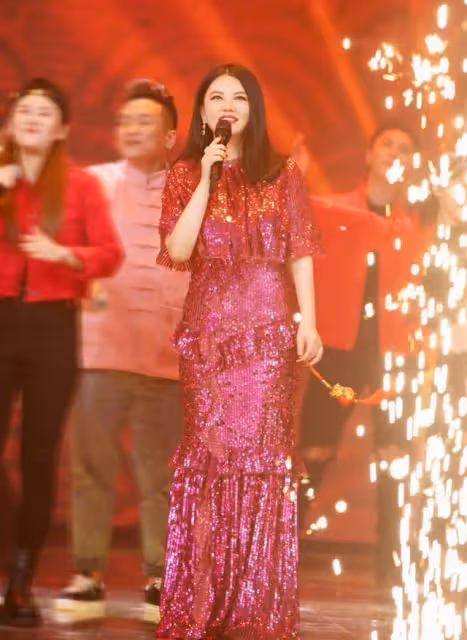 李湘穿衣真大膽，"肉感"身材還敢穿緊身裙，"藏肉"真的有一套