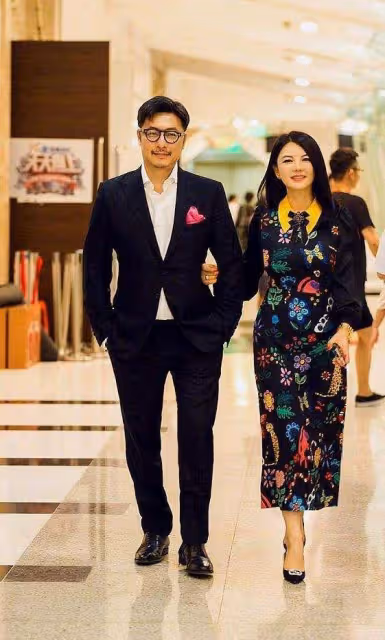 李湘穿衣真大膽，"肉感"身材還敢穿緊身裙，"藏肉"真的有一套