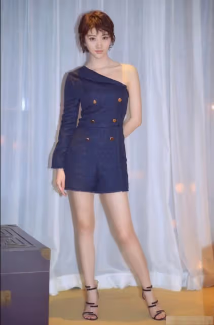 景甜不走尋常路！穿連體短褲袖子直接剪掉一邊，竟意外美出新高度
