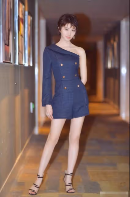 景甜不走尋常路！穿連體短褲袖子直接剪掉一邊，竟意外美出新高度