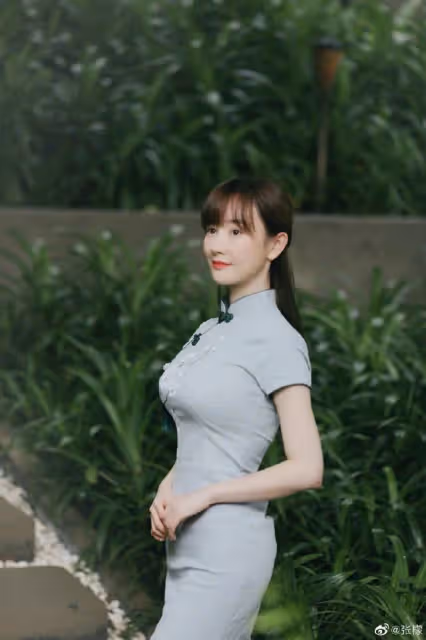 有一種美叫張檬穿旗袍，錐子臉配上芭比身材，這效果一般人穿不來
