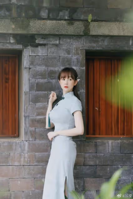 有一種美叫張檬穿旗袍，錐子臉配上芭比身材，這效果一般人穿不來