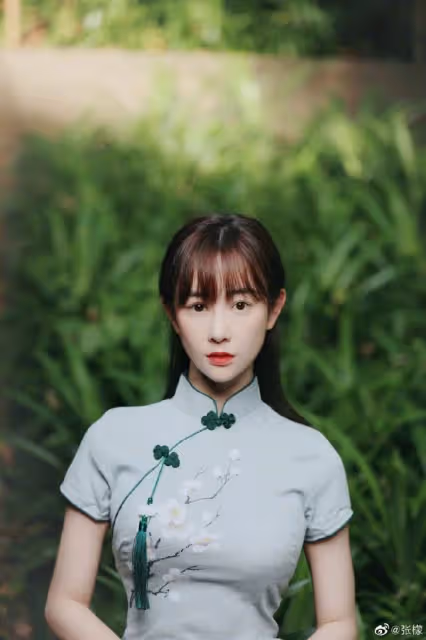 有一種美叫張檬穿旗袍，錐子臉配上芭比身材，這效果一般人穿不來