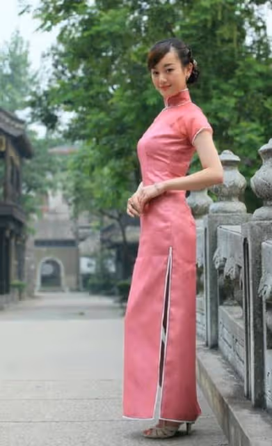 有一種美叫張檬穿旗袍，錐子臉配上芭比身材，這效果一般人穿不來