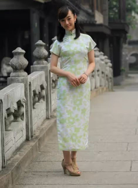 有一種美叫張檬穿旗袍，錐子臉配上芭比身材，這效果一般人穿不來