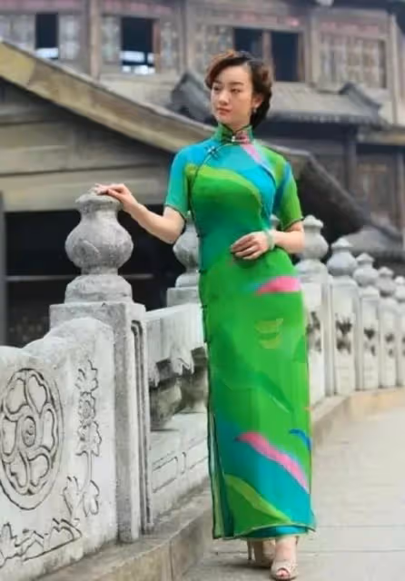 有一種美叫張檬穿旗袍，錐子臉配上芭比身材，這效果一般人穿不來
