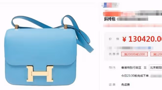 張萌現身機場，穿橘大衣配10萬+名牌包，比"張乘乘"還要"壕"