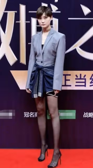 被李宇春的腿驚艷了，穿黑白拼色外套配腰封，胸下全是大長腿！