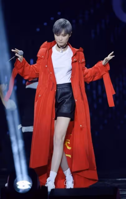 被李宇春的腿驚艷了，穿黑白拼色外套配腰封，胸下全是大長腿！