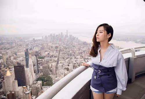 張靚穎真是個時髦精，穿半截"液體褲"個性又拉風，這時尚學不來