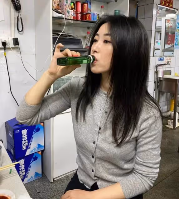 朱珠平價餐館慶40歲生日，豪邁吹瓶暢飲，被老公拍下醉酒「糗照」