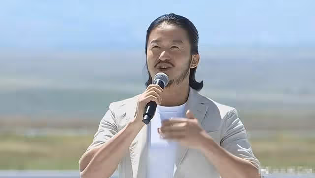 吳京亮相穿緊身褲扎小揪揪,他終於活成了自己最討厭的樣子