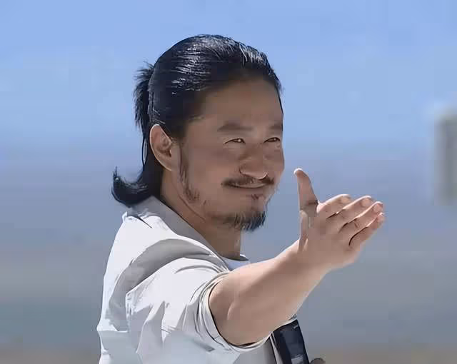 吳京亮相穿緊身褲扎小揪揪,他終於活成了自己最討厭的樣子