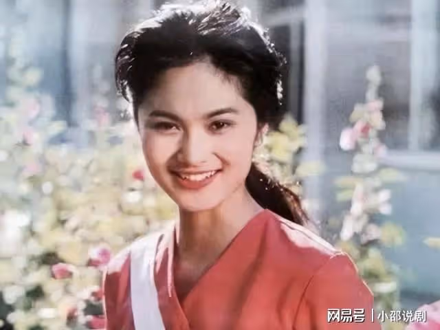 她是80年代央視美女主持,嫁給軍委副主席之子,離婚後以賣畫為生