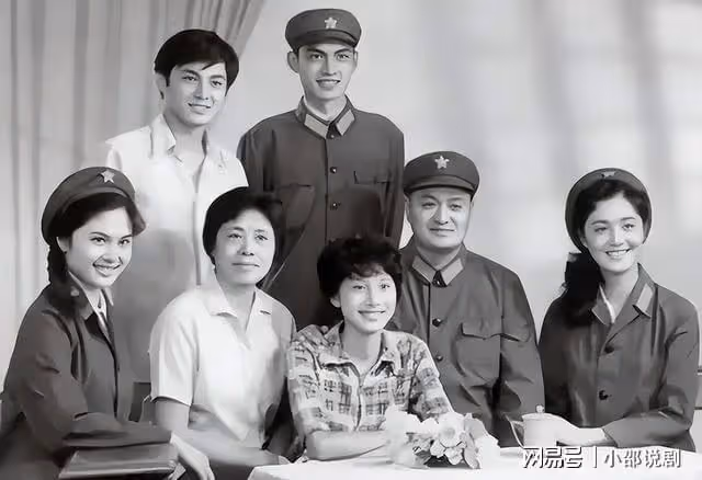 她是80年代央視美女主持,嫁給軍委副主席之子,離婚後以賣畫為生