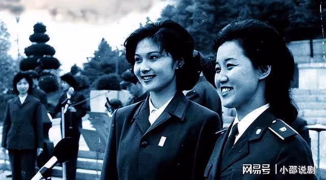 她是80年代央視美女主持,嫁給軍委副主席之子,離婚後以賣畫為生
