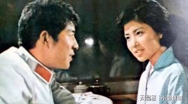她是80年代央視美女主持,嫁給軍委副主席之子,離婚後以賣畫為生