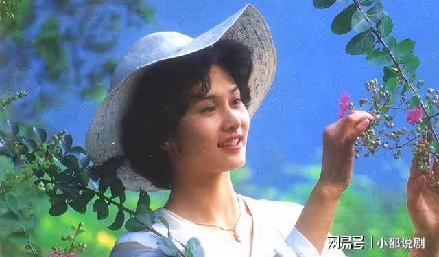 她是80年代央視美女主持，嫁給軍委副主席之子，離婚後以賣畫為生