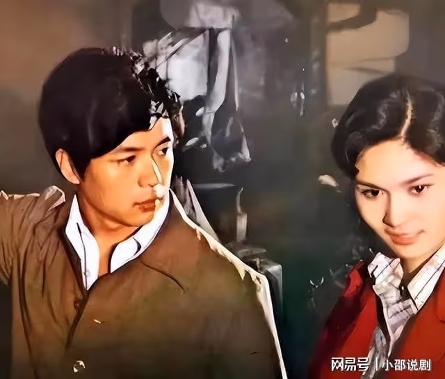 她是80年代央視美女主持，嫁給軍委副主席之子，離婚後以賣畫為生