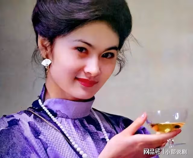 她是80年代央視美女主持，嫁給軍委副主席之子，離婚後以賣畫為生