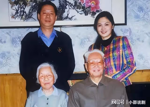 她是80年代央視美女主持，嫁給軍委副主席之子，離婚後以賣畫為生