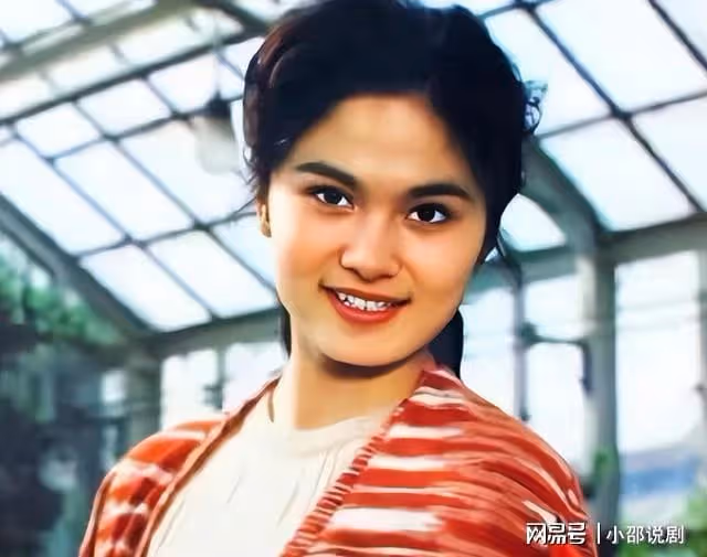 她是80年代央視美女主持，嫁給軍委副主席之子，離婚後以賣畫為生