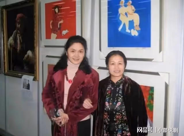 她是80年代央視美女主持,嫁給軍委副主席之子,離婚後以賣畫為生