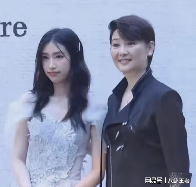 馮小剛醜女兒5億熱搜！這顏值值千萬?私生女也逃不過父親的丑基因