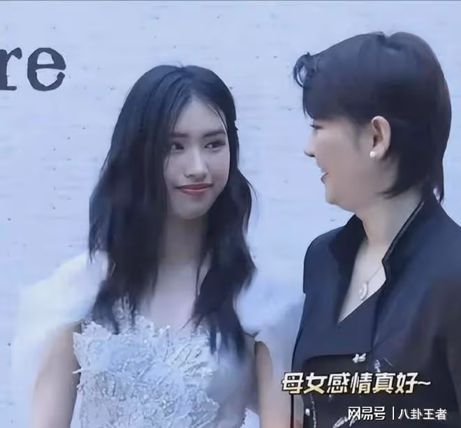 馮小剛醜女兒5億熱搜！這顏值值千萬?私生女也逃不過父親的丑基因