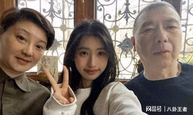 馮小剛醜女兒5億熱搜！這顏值值千萬?私生女也逃不過父親的丑基因