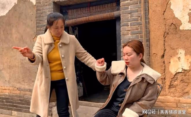 養子考上大學後，再也沒回來看過我們，今天他突然回家跪在我面前