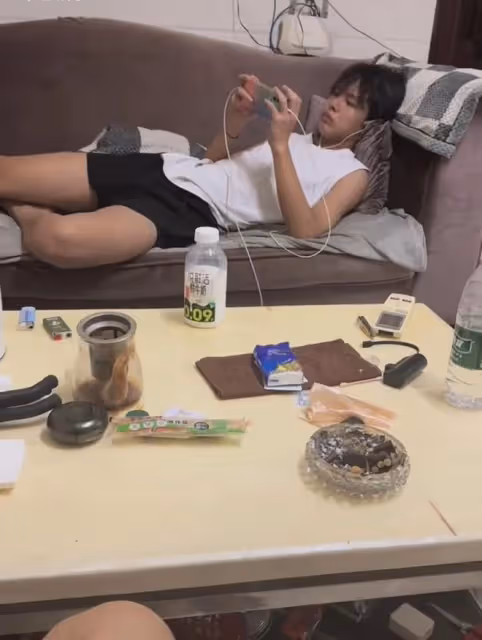 孩子暑假打遊戲吹空調，點兩頓外賣享受奶茶，爸爸對比工資心酸