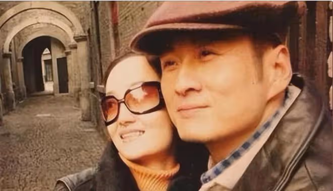 曾紅遍全國的大牌港星，被封殺多年，如今61歲只能來內地開挖掘機