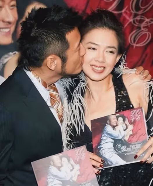 曾紅遍全國的大牌港星，被封殺多年，如今61歲只能來內地開挖掘機