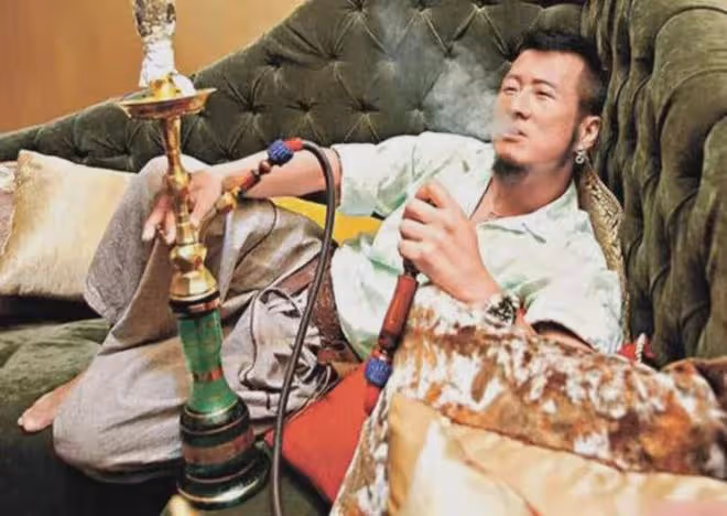 曾紅遍全國的大牌港星，被封殺多年，如今61歲只能來內地開挖掘機
