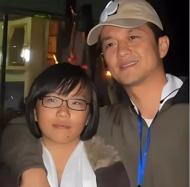 竇靖童：我的天后媽媽錢多到用不完，但窮苦潦倒的爸爸是我的心病