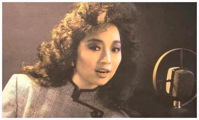 周潤發給她下跪，劉德華揚言要養她，75歲的徐小鳳有什麼魅力？