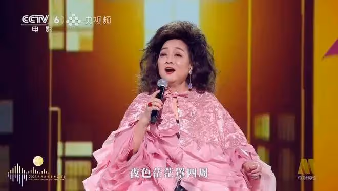 周潤發給她下跪，劉德華揚言要養她，75歲的徐小鳳有什麼魅力？