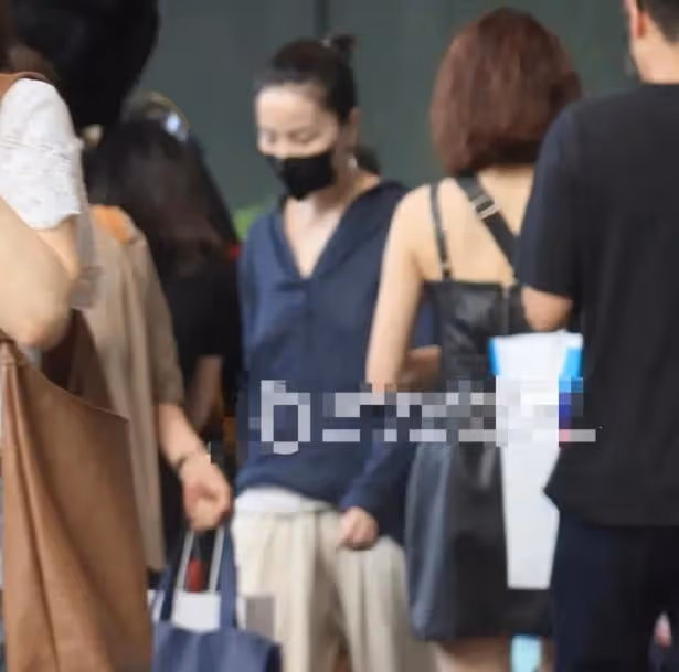 王菲現身台北探望李嫣,和邱瓈寬秘聊6小時,疑似為演唱會做準備