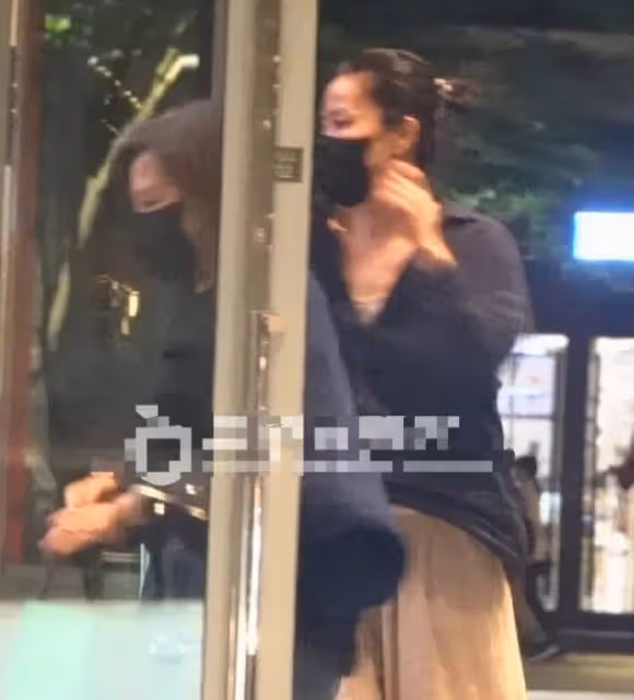 王菲現身台北探望李嫣,和邱瓈寬秘聊6小時,疑似為演唱會做準備