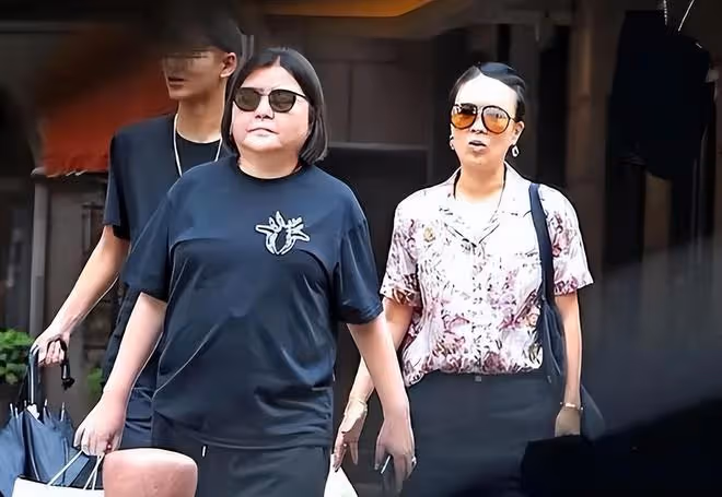 王菲現身台北探望李嫣,和邱瓈寬秘聊6小時,疑似為演唱會做準備