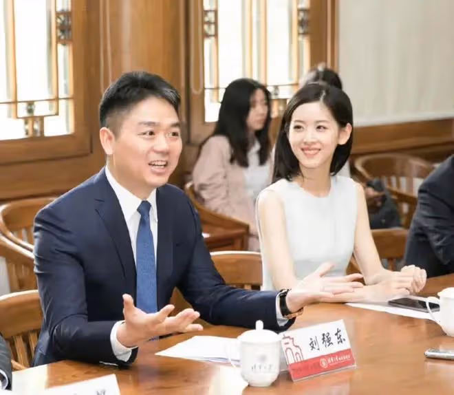 看到章澤天對劉強東貼身歡笑,才明白為何她30歲能身家6百億